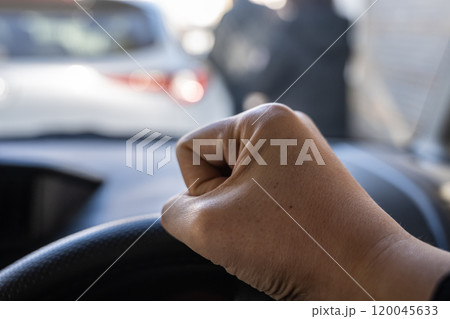 運転する男性 120045633