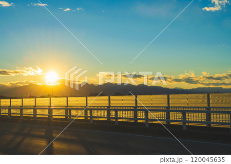 夕方の橋 120045635