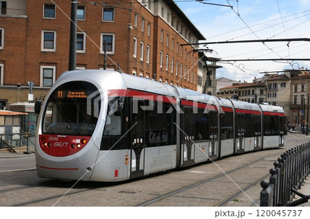 フィレンツェのおしゃれなトラム フィレンツェのおしゃれなトラム 120045737