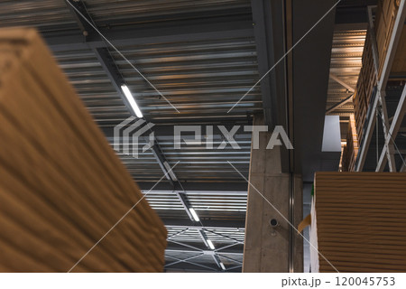 倉庫の荷物 120045753