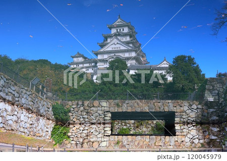 水面に映った姫路城～反転写真～ 120045979