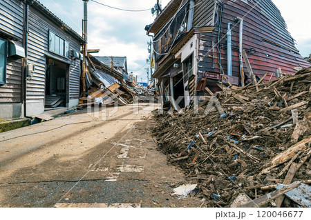 令和6年能登半島地震 焼け焦げた自動車 120046677