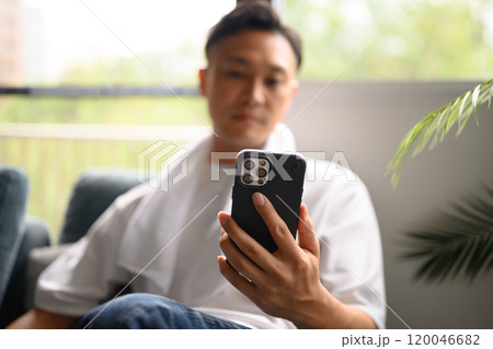 スマホを持つ男性 スマホを持つ男性 120046682