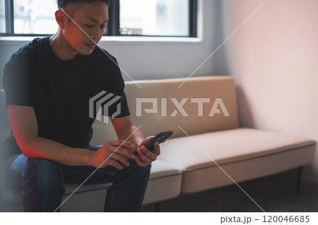 スマホを持った男性 120046685