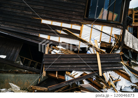 令和6年能登半島地震 倒壊した家屋 120046873