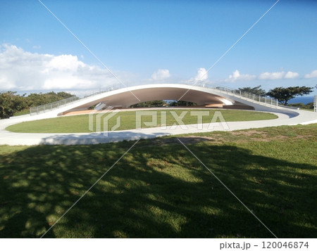 スケボー・ローラーブレード・ローラースケート・マウンテンバイク等の大きな遊び場がある公園 120046874