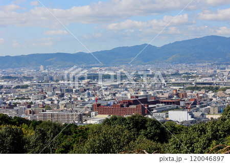 伏見稲荷大社　から　龍谷大学深草キャンパスおよび西山方面を望む 120046897