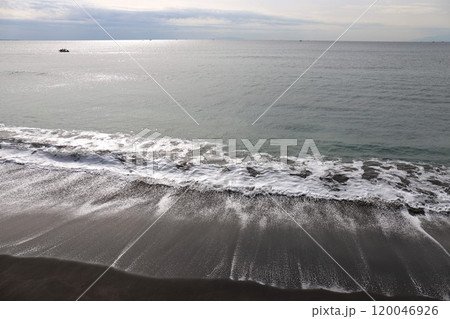 七里ヶ浜海岸の波打ち際（神奈川県鎌倉市稲村ガ崎1丁目） 120046926