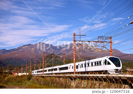 日光市　秋の日光と東武日光駅へ向かうスペーシアX 120047316