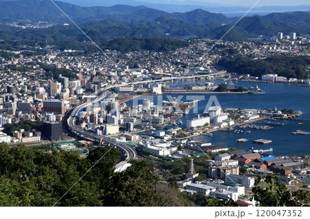 佐世保市の人気ビュースポット「弓張岳展望台」からの佐世保市街地の眺望 120047352