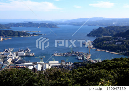 佐世保市の人気ビュースポット「弓張岳展望台」からの佐世保市街地の眺望 佐世保市の人気ビュースポット「弓張岳展望台」からの佐世保市街地の眺望 120047389