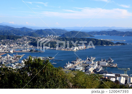 佐世保市の人気ビュースポット「弓張岳展望台」からの佐世保市街地の眺望 佐世保市の人気ビュースポット「弓張岳展望台」からの佐世保市街地の眺望 120047393
