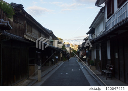 倉敷美観地区の黄昏　夕暮れ 120047423