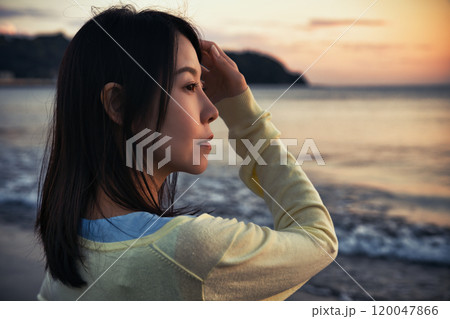 夕日の海と女性 夕日の海と女性 120047866