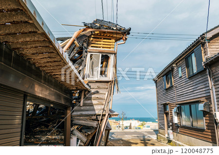 令和6年能登半島地震 倒壊した家屋 120048775