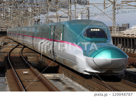 大宮に進入する新幹線 E5系 大宮に進入する新幹線 E5系 120048787