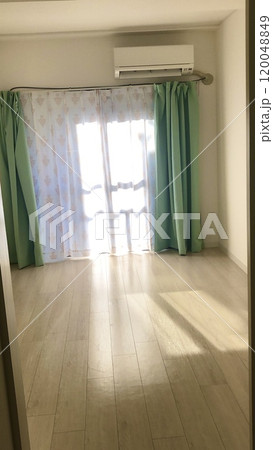 何もない部屋でこれから始まる新生活 何もない部屋でこれから始まる新生活 120048849