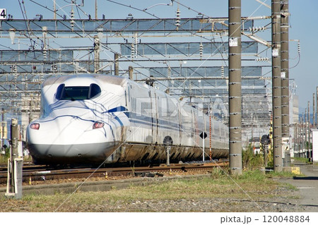 車庫で待機する新幹線(青空の背景) 車庫で待機する新幹線(青空の背景) 120048884
