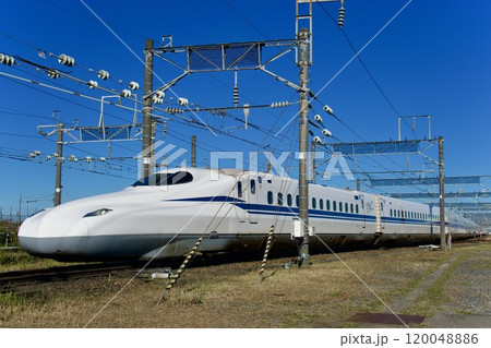 車庫で待機する新幹線(青空の背景) 車庫で待機する新幹線(青空の背景) 120048886