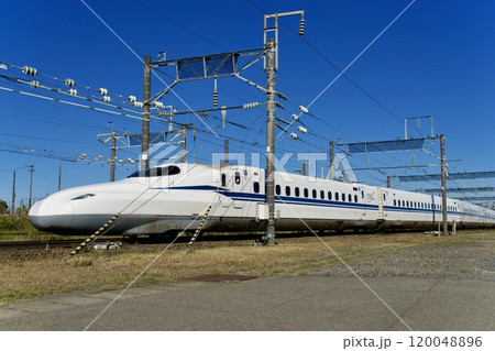 車庫で待機する新幹線(青空の背景) 車庫で待機する新幹線(青空の背景) 120048896