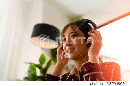 音楽を聞く女性 120049024