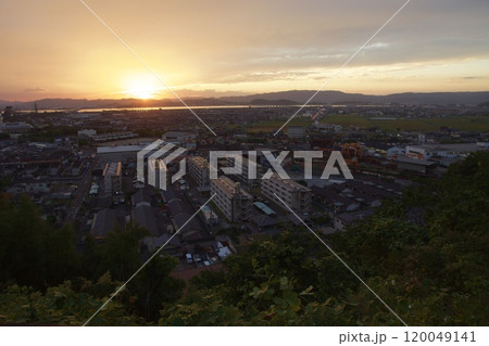 亀島山からの夕暮れ　落日　玉島方面 120049141