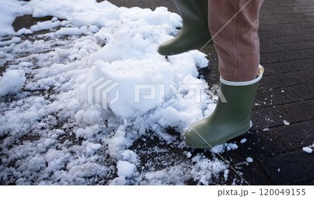 雪を踏む子供 雪を踏む子供 120049155