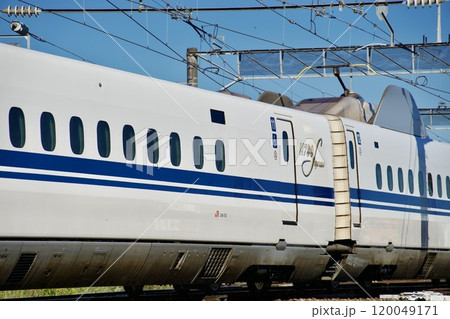 青空を背景に走る新幹線の中間車（supreme） 120049171
