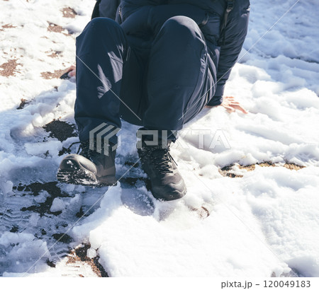 雪で転ぶ男性 雪で転ぶ男性 120049183