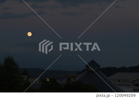 北杜市白州町、道の駅はくしゅうの上、夕空に昇る十四日目の小望月 120049209