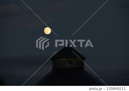 北杜市白州町、道の駅はくしゅうの上、夕空に昇る十四日目の小望月 120049211