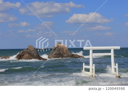 福岡県糸島市の桜井二見ヶ浦 夫婦岩 120049398