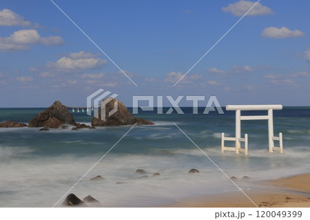 福岡県糸島市の桜井二見ヶ浦 夫婦岩 120049399