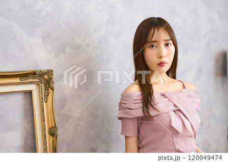 若い女性 若い女性 120049474