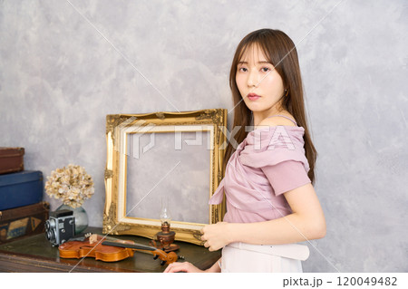 若い女性 120049482