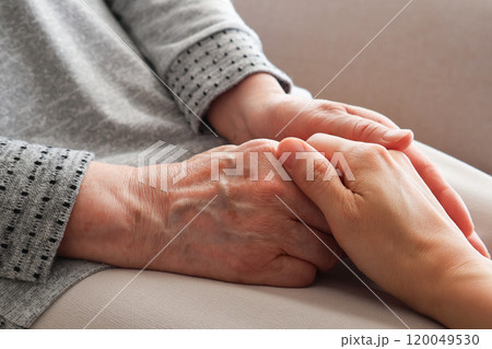 女性の手を握るシニア女性の手元	 120049530
