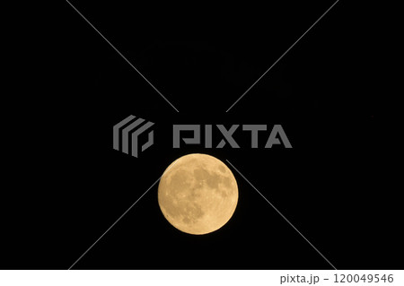月齢14.0昇ったばかりの十四日目月齢14.0の小望月 120049546