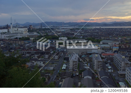 亀島山から見える夕暮れ　玉島方面 120049586