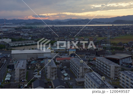 亀島山から見える夕暮れ　玉島方面 120049587