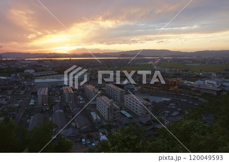 亀島山から見える夕暮れ　玉島方面 120049593