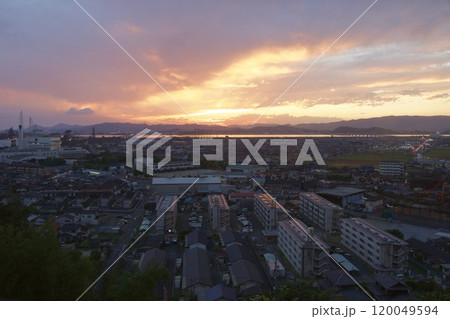 亀島山から見える夕暮れ　玉島方面 120049594