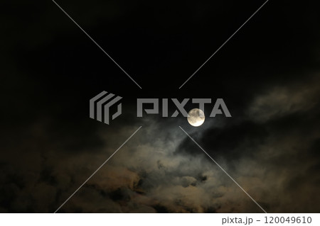 雲間に輝く月齢14.0満月前の小望月 雲間に輝く月齢14.0満月前の小望月 120049610