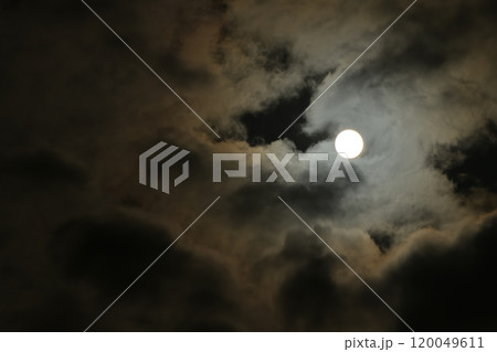 雲間に輝く月齢14.0満月前の小望月 雲間に輝く月齢14.0満月前の小望月 120049611