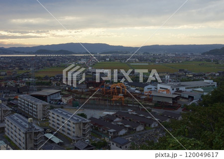 亀島山から見える夕暮れ　玉島方面 120049617