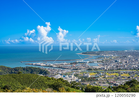 焼津市の笛吹段公園から見た焼津の街並みと海の風景(静岡県) 120050290