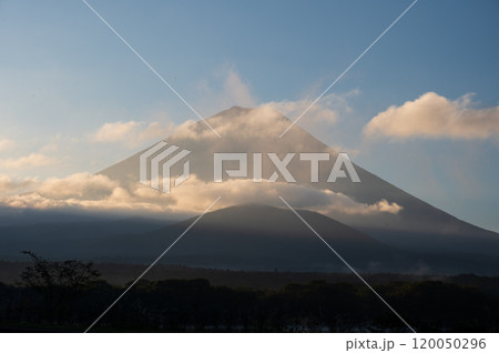 朝日浴びる富士山の風景 朝日浴びる富士山の風景 120050296