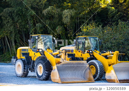 工事現場の重機　ホイールローダー 120050389