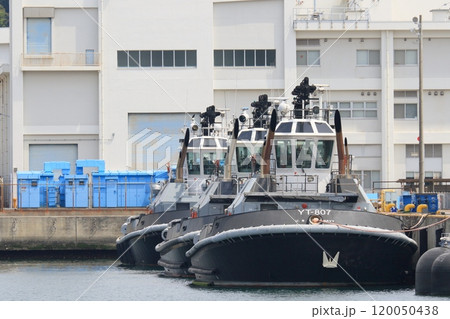 停泊するタグボート 横須賀基地の曳舟 停泊するタグボート 横須賀基地の曳舟 120050438