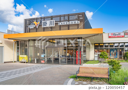 夏の青空と新東名高速道路の掛川PA下りの風景(静岡県) 120050457