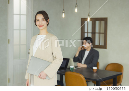 スーツを着た若い女性　 120050653